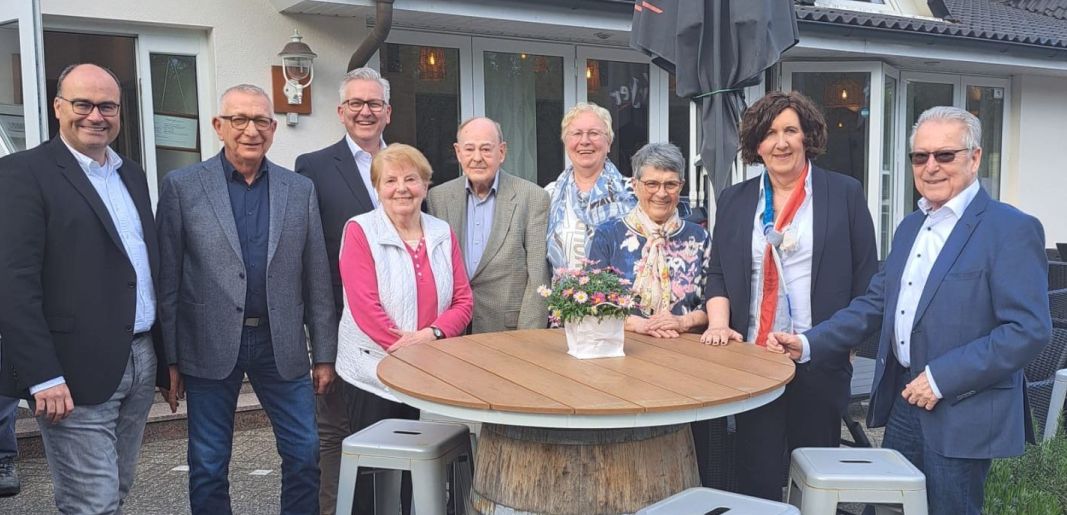 Neuer Vorstand und Gratulanten (v.l.): Tim Kammer, Wolfgang Salhofen, Stephan Tapper, Ursula Meyer, Wilhelm Busch, Lydia Klosowski, Heide G�rdes, Daniela Berger und Wolfgang Kaiser. Auf dem Foto fehlt Uwe Ahlers.